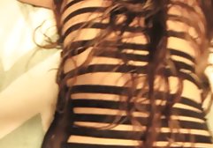 پیرمرد نصب کانال تلگرام سکسی برای نمونه گیری از یک عیار جوان آماده می شود